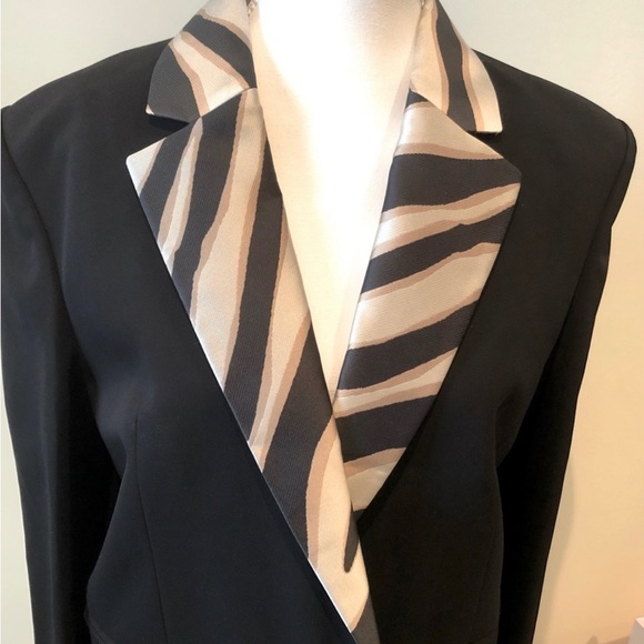 Just Cavalli blazer. Beautiful blazer. Purchased here but it’s just a tad to big - Picture 2 of 5